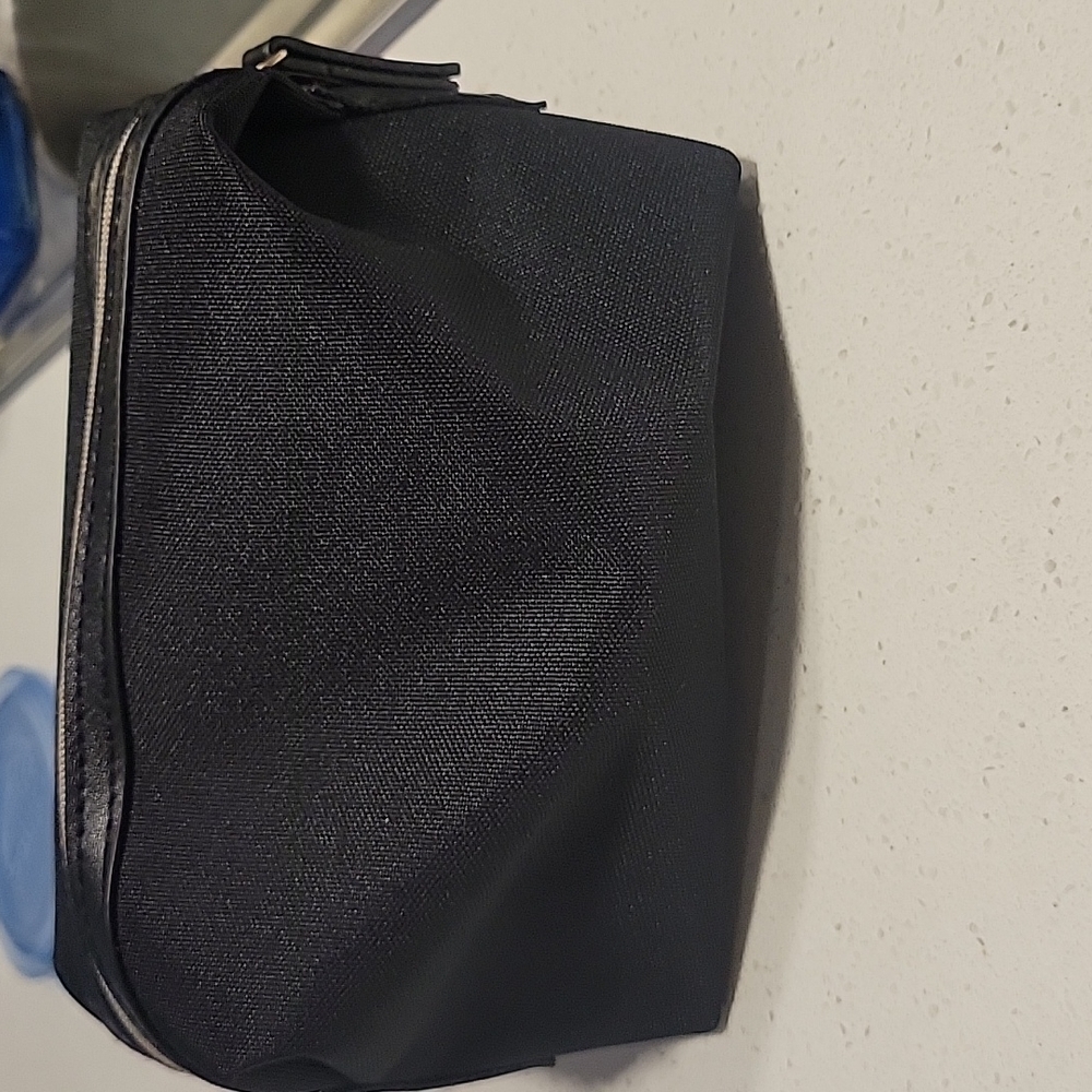 Want Les Essentials Air Canada Makeup Bag - Picture 3 of 6